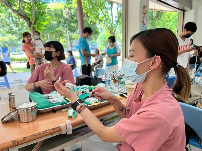 台中市卫生局3月8日至12日，将在洲际棒球场外「好运来洲际宴展中心旁货柜屋」设次世代疫苗接种站，该站将只提供莫德纳次世代疫苗接种。（图为文心森林公园接种站／冯惠宜台中传真）