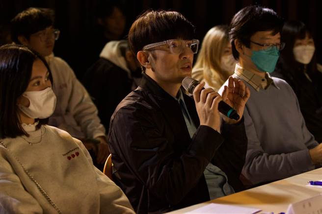 两岸三地知名音乐制作人潘协庆是认真评审，还一边教唱。（台北海大提供）