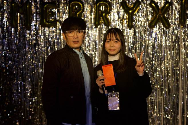 赖文函同学拿下冠军，潘协庆称讚她唱歌风格清新。（台北海大提供）