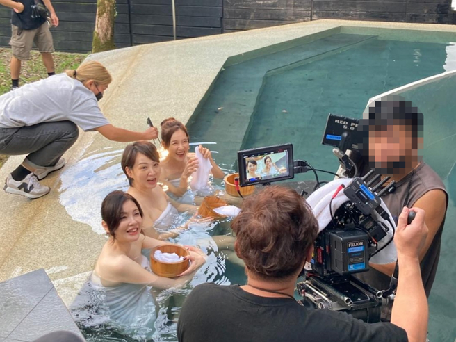 何如芸分享与郁方、张本渝拍泡汤戏的过程，3人只围浴巾模样辣翻。（图／摘自何如芸脸书）