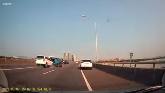 白色箱型车疑似跟车跟太近，未发现前方发生事故，剎车不及追撞前方的事故车。（翻摄爆料公社）