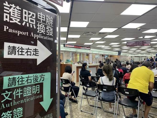 近期国人抢申办护照。（杨孟立摄）