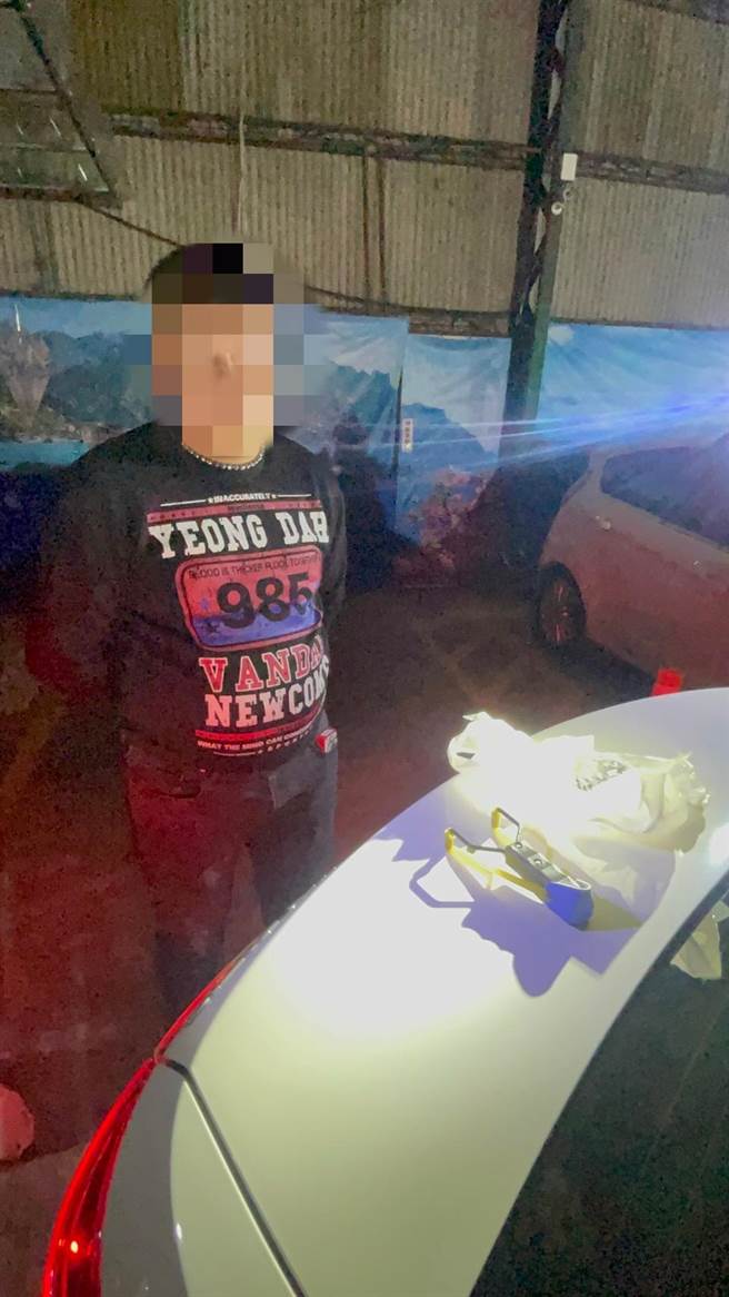 新北市淡水区今（7）日发现有6处轻轨车站、公车站的玻璃遭人击裂，疑遭人用空气枪射击所致，淡水警方获报后随即成立专案小组介入调查，同日晚间在新北市板桥逮捕涉案的39岁许姓男子。(黄敬文翻摄)