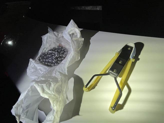 犯案用的弹弓及钢珠。(黄敬文翻摄)