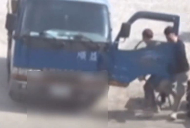 花蓮1處工廠內，2男因要阻擋「忘拉手煞車」的貨車倒退嚕，竟用雙臂要阻擋。（翻攝自影片）