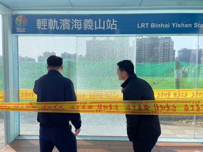 包含滨海义山公车站在内的3处公车站也遭人击裂。(黄敬文翻摄)