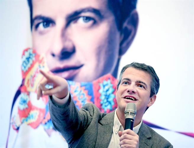 疫后法国假声男高音菲利普．贾洛斯基再度来台，这次将为台湾观眾演唱《奥菲欧的故事》，行前他也特别抽空和台湾观眾见面，聊聊对音乐的想法。（范扬光摄）