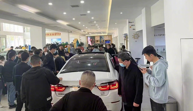 湖北省推出的购置汽车大额补贴，最高达9万元人民币，引爆抢购热潮。（图／新浪汽车）