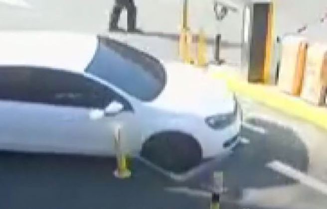 1名女驾驶再停车场内「三进三出」，撞断1支防撞杆后，又再场内绕了一大圈才终于离场成功。（翻摄自影片）