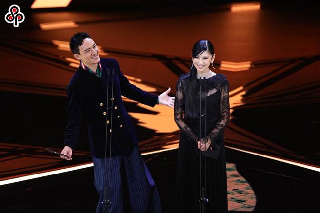 张震（左）去年搭檔黑木瞳担任金马颁奖嘉宾。（资料照片）