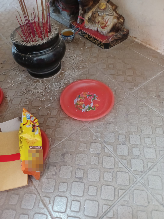 女子祭拜虎爷时供奉一盘生鸡蛋，岂料，她回头要拿回供品时却不见了。（翻摄自脸书八里/网友林小姐授权提供）