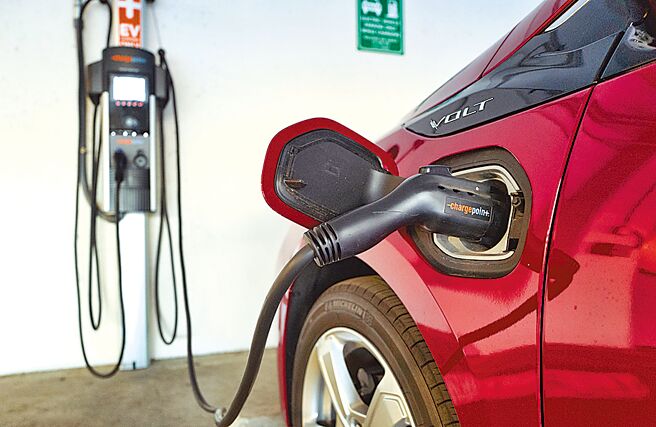 未来电动车数量将会有爆炸性成长，能源供应者须超前部署，提供可靠且有弹性的电力服务，对电动车补贴回馈等也应简化流程，美国加州的成功经验值得台湾借镜。图／美联社