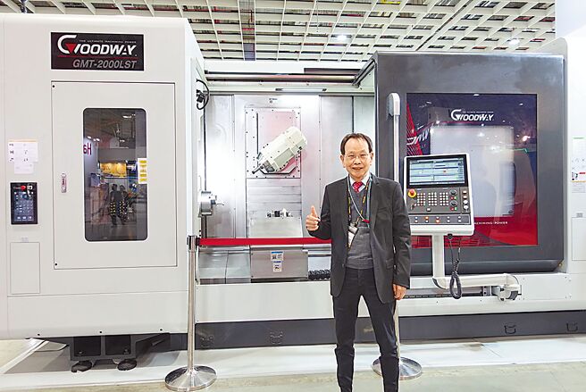 程泰亚崴集团董事长杨德华和程泰GMT-2000铣车复合机合影。图／黄俊荣