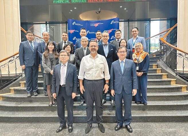 台马资本市场双边交流，前排右一为集保结算所董事长朱汉强、前排中为马来西亚交易所集团CEO Datuk Muhamad Umar Swift、前排左一为证基会董事长林丙辉。图／集保结算所提供
