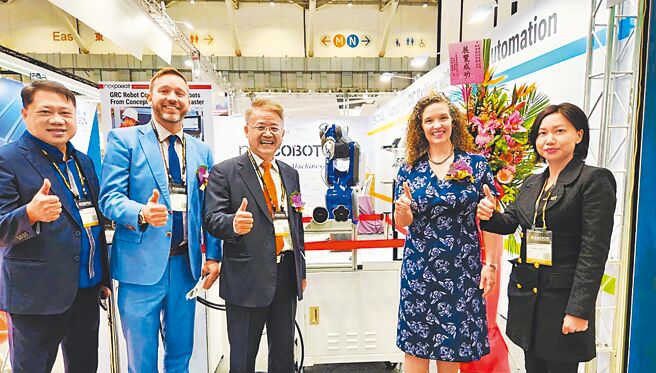 新汉智能总经理林弘洲（左起）、AIT驻台官员Clint Brewer、新汉董事长林茂昌、AIT处长孙晓雅、创博总经理沈倩怡。图／创博提供