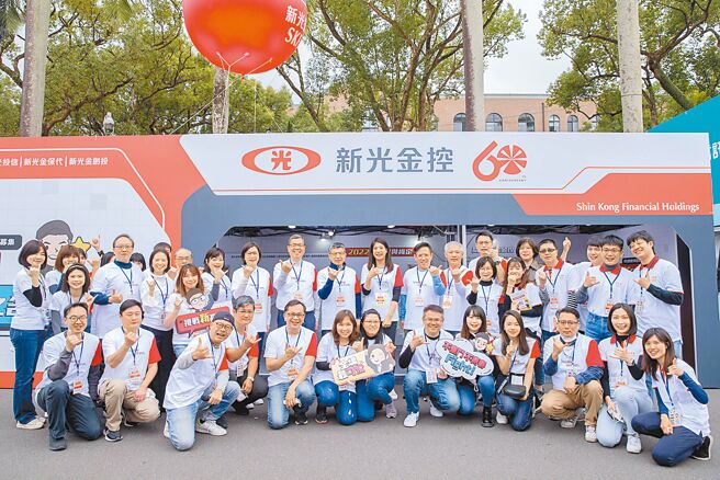 新光金控以「闪耀新星，以光之名」为徵才招募主轴，陆续于全台进行校园徵才活动，首场「臺大校园徵才博览会」于3月4日开跑。图／新光提供