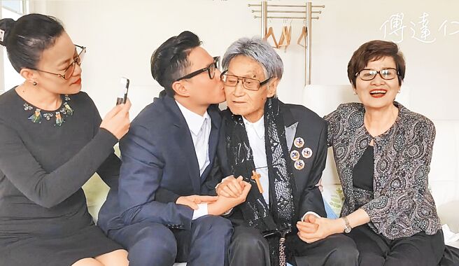 前体育主播傅达仁（右二）2018年选择远赴瑞士执行「辅助自杀」，左二为傅达仁之子傅俊豪。（傅俊豪提供）全国各县市安心专线1925