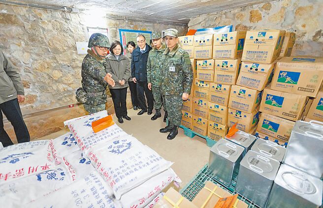 马祖官兵喊没肉吃，马防部6日紧急调度补给。图为2017年春节蔡英文总统赴南竿慰劳，现场摆放大批食粮饮水。（军闻社）