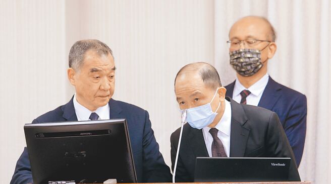 《全民防卫动员准备法》修法争议引发社会议论，国防部长邱国正（左）6日在立法院表示，法律修正完成后的预告程序就是为了寻找问题，综合整理后进行跨部会协调，再经行政院、立法院等程序后才会实施。右前为全民防卫动员署署长白捷隆，右后为教育部次长林腾蛟。（黄世麒摄）