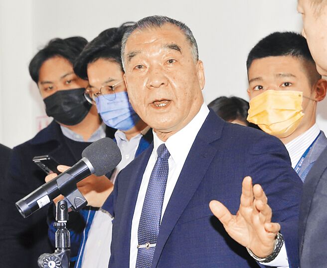 日本媒体《日本经济新闻》日前报导，高达9成台湾军官退役后前往中国，提供情报换取金钱。国防部长邱国正6日在立法院表示，这完全是捕风捉影的讯息，他个人作为国防部长，无论现役退役都要替他们发声，并採取三管道加以处理。（黄世麒摄）