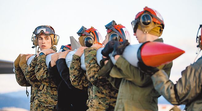 图为美国海军陆战队第242战斗机攻击中队准备将AIM-120先进中程空对空导弹安装到F-35B战机上。（摘自印太司令部推特）