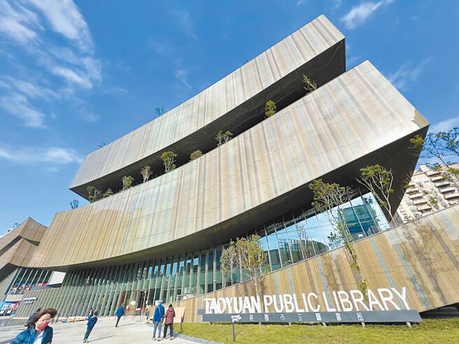 行政院前院长苏贞昌女儿苏巧纯公司透过转包承接桃园市立图书馆新总馆2495万元的多媒体工程，桃园市工务局长汪在宙6日在市议会答询曝光是市府前秘书长黄治峯裁示免招标。图为桃园市立图书馆新总馆的图书馆栋目前试营运，人潮络绎不绝。（蔡依珍摄）