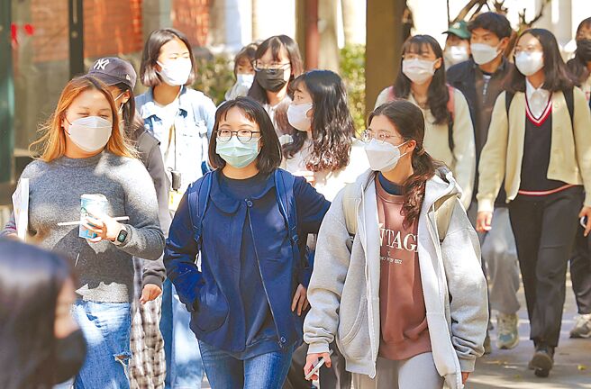 确诊轻症免隔离通报，将于3月预告上路，图为民眾戴口罩出行。（陈俊吉摄）