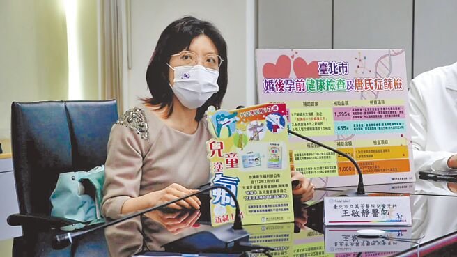 台北市立万芳医院儿童牙科医师王敏静6日在台北市卫生局记者会中建议，孩童长出第一颗乳牙后应定期做牙齿涂氟，尤其3岁前就蛀牙的孩童，必须每3个月涂氟1次。（卫生局提供／蔡佩珈台北传真）