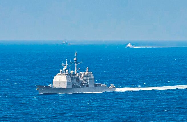 大陆正举行全国两会，新届领导班子将逐步浮现，往后美中台互动也备受关注。图为美国神盾级飞弹巡洋舰在解放军舰艇前例行通过台湾海峡。（摘自美国海军第七舰队）