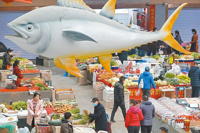 大陆去年经济成长率3％更胜美国2.1％。图为市民在山东省烟台市红利市场买菜。（新华社）