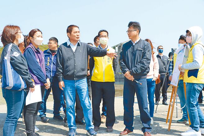 苗栗縣長鍾東錦（前左三）關心地方基建需求，6日前往苑裡鎮社苓農地重劃區勘查。（苗栗縣政府提供／李京昇苗栗傳真）