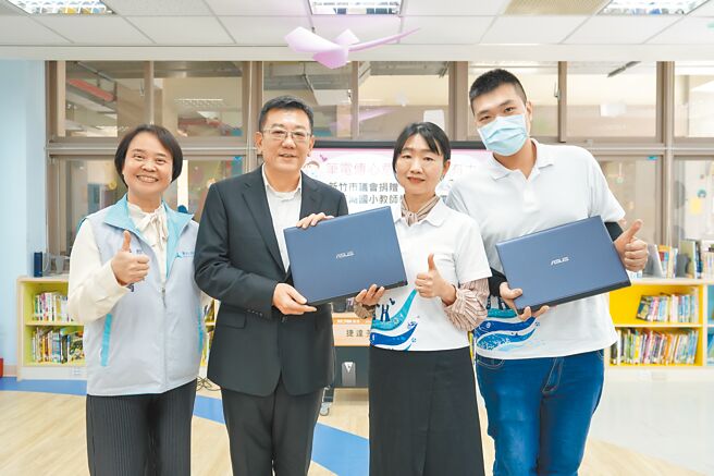 新竹市議會6日捐贈1批保持良好的退役筆電給青草湖國小，由議長許修睿（左二）代表致贈。（新竹市議會提供／陳育賢新竹傳真）