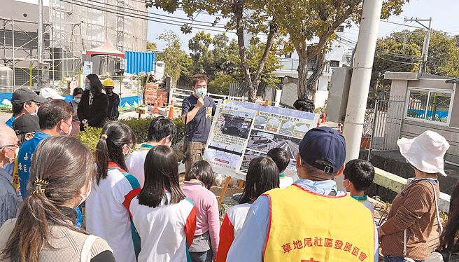 嘉义市宣信国小小朋友及社区民眾参加道爷圳糯米桥改善工程说明会。（嘉义市政府提供／廖素慧嘉市传真）