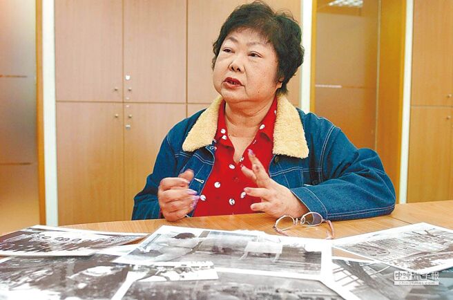 余美慧是军情局在台招收少数女性队员之一，在满是回忆旧照中，余美慧细数受训点滴。（王爵暐摄）