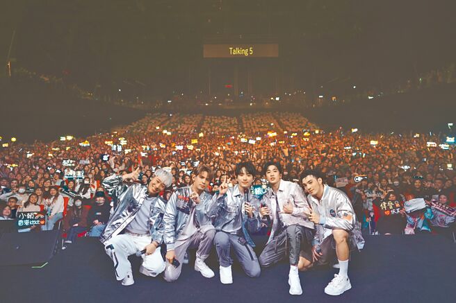 五堅情小賴（左起）、陳零九、邱鋒澤、婁峻碩、黃偉晉前晚在香港開唱。（滾石唱片提供）