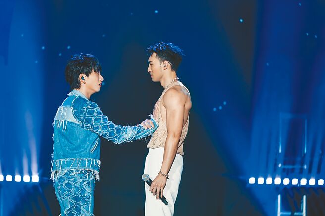 邱鋒澤（左）與黃偉晉對唱時，被黃偉晉拉手摸胸。（滾石唱片提供）