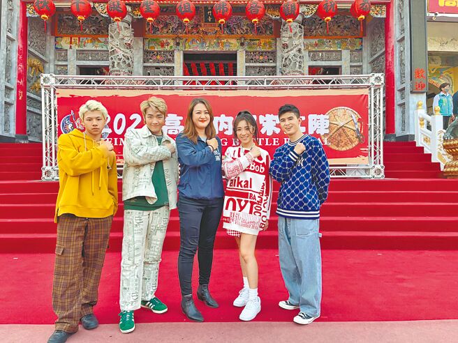 淇扬（左起）、张龙、高雄市观光局长高闵琳、梁舒涵及子贤于活动上合照。（宽宽整合行销提供）