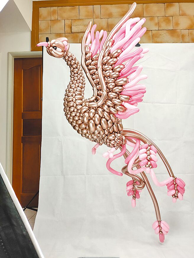 洪玺皓的气球作品「凤凰」荣获Qualatex指定色创作大赛世界第3名。（伊林娱乐提供）