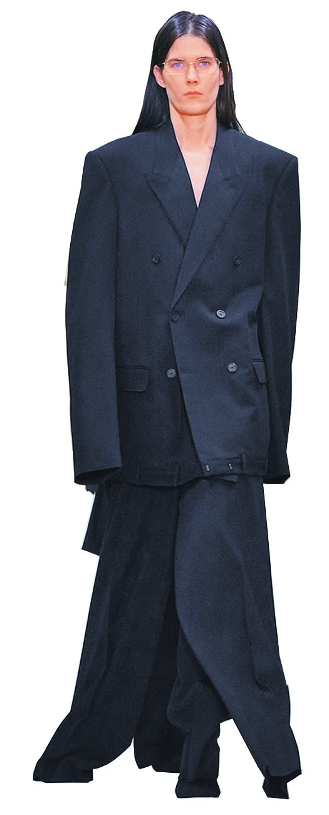 挺过去年儿童性侵害广告争议的Balenciaga，创意总监Demna心情多少受影响，连大多数服装也以黑色呈现。  （Balenciaga提供）