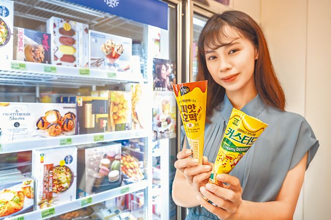 全家主打「坚果糖饼风味甜筒」，以韩国糖饼作为冰的基底搭坚果口感，吃起来甜而不腻，69元。（全家提供）