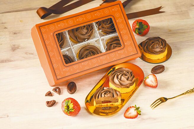 OKmart宠爱女性客群，预购品项包含法布甜「特浓巧克力塔」，使用法芙娜72%巧克力制作，搭草莓酱内馅，浓郁甜蜜。（OKmart提供）