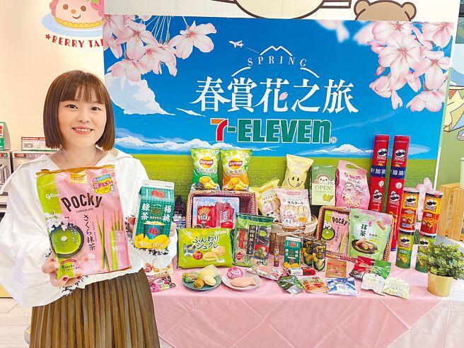 7-11打造「春赏花之旅」货架，集结60项特色新品，包含「Pocky樱花抹茶棒」189元，8日至4月4日优惠价109元。（7-11提供）