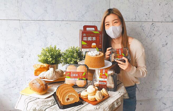 全联甜点品牌We Sweet推出6款清新系甜点，搭配阪急麵包新品合购满100元折10元。（全联提供）