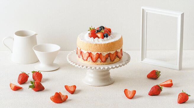 食芋堂「心心相芋」将心形草莓镶在芋泥夹层内馅相当别致，6吋850元。（食芋堂提供）