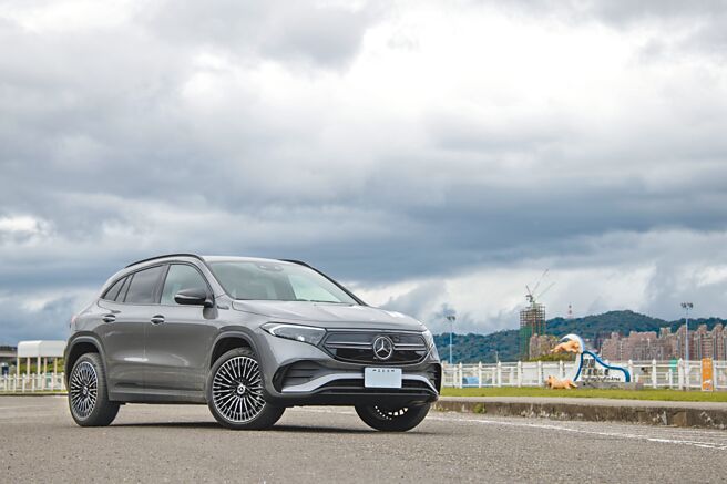 Mercedes-EQ EQA 250基本售价215万元，试驾车另选配20吋AMG亮黑轮圈、AMG Line跑车化套件、夜色套件，以及MBUX革新套件，总价246.8万元。（陈大任摄）