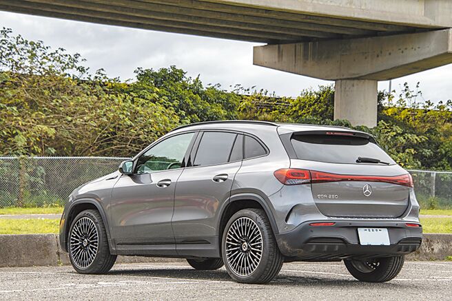 尾灯採取贯穿式设计，相当抢眼。（陈大任摄）