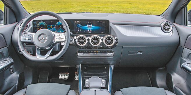 仪表控台精致豪华，双10.25吋萤幕提供完整资讯。（陈大任摄）