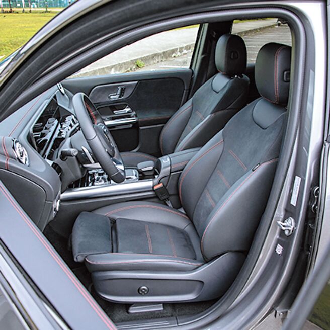 双前座电动调整附记忆。（陈大任摄）