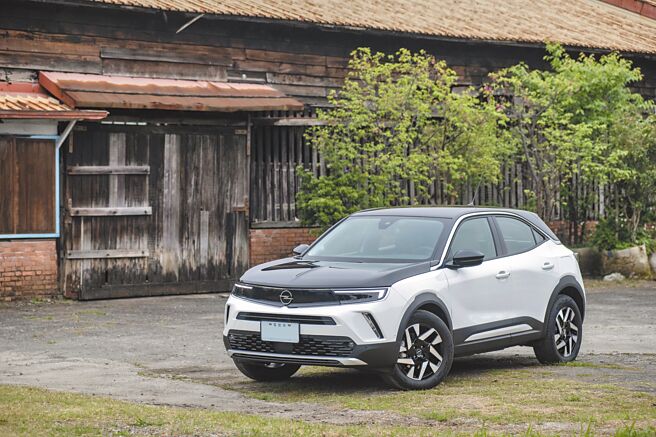 Opel Mokka-e Elegance与燃油版外观最大的区别为配置黑色引擎盖，售价139.9万元，本月购车即享第四年不限里程原厂延长保固。（陈大任摄）