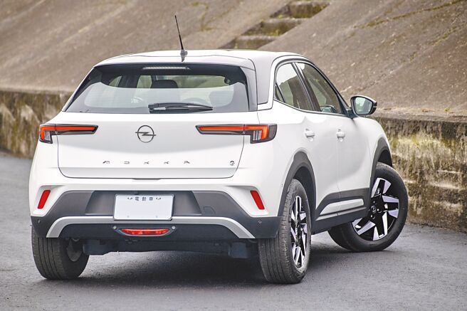 车尾造型相当简约，隐藏微笑曲线。（陈大任摄）